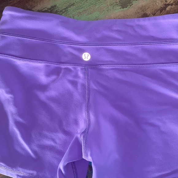 Lululemon Yoga Shorts sz 6 reversible - Picture 2 of 4